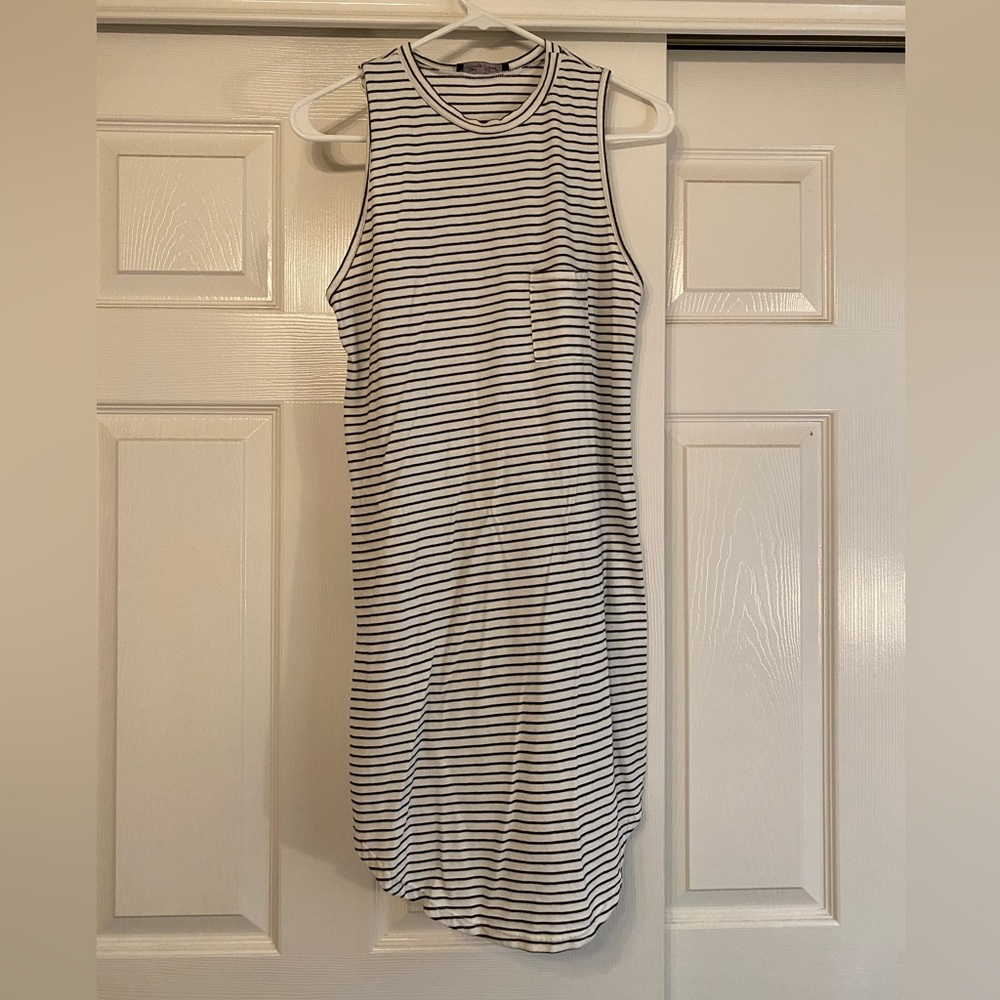 Does not have a size label on dress but it looks like a small